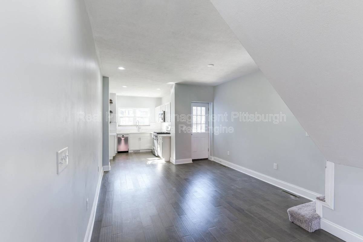 144 43rd 1 2 St - Photo 4 of 10