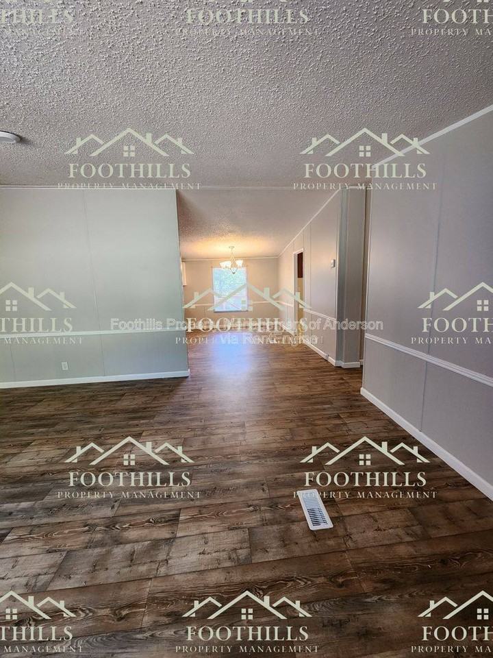 240 Latham Dr - Photo 3 of 10