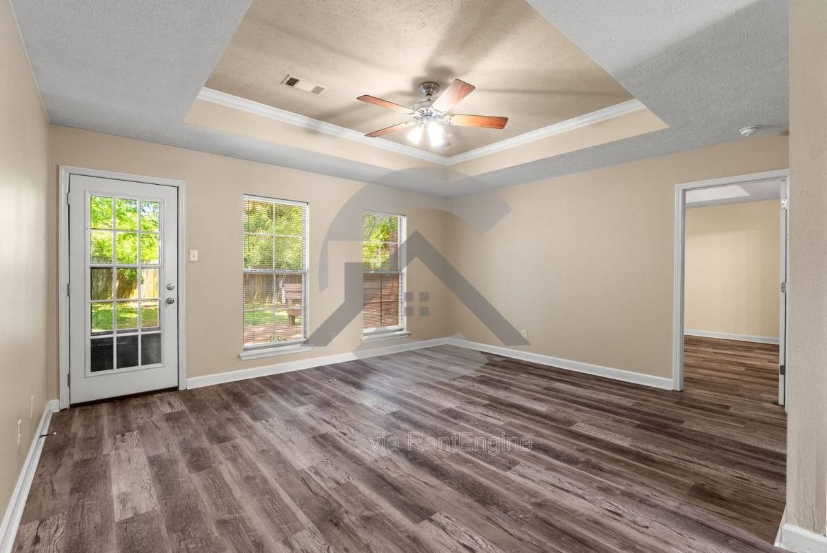 2340 Linda Dr - Photo 2 of 10
