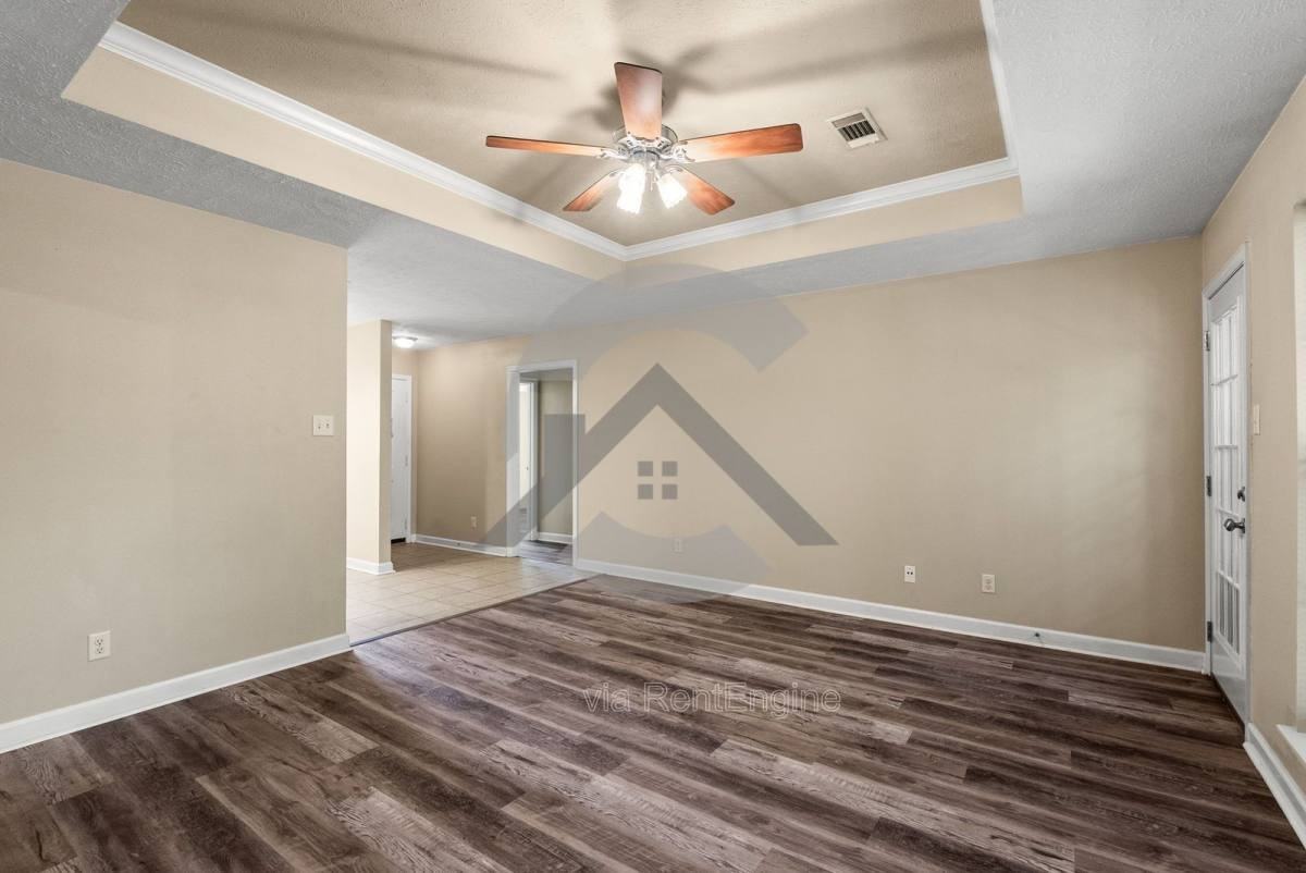 2340 Linda Dr - Photo 3 of 10