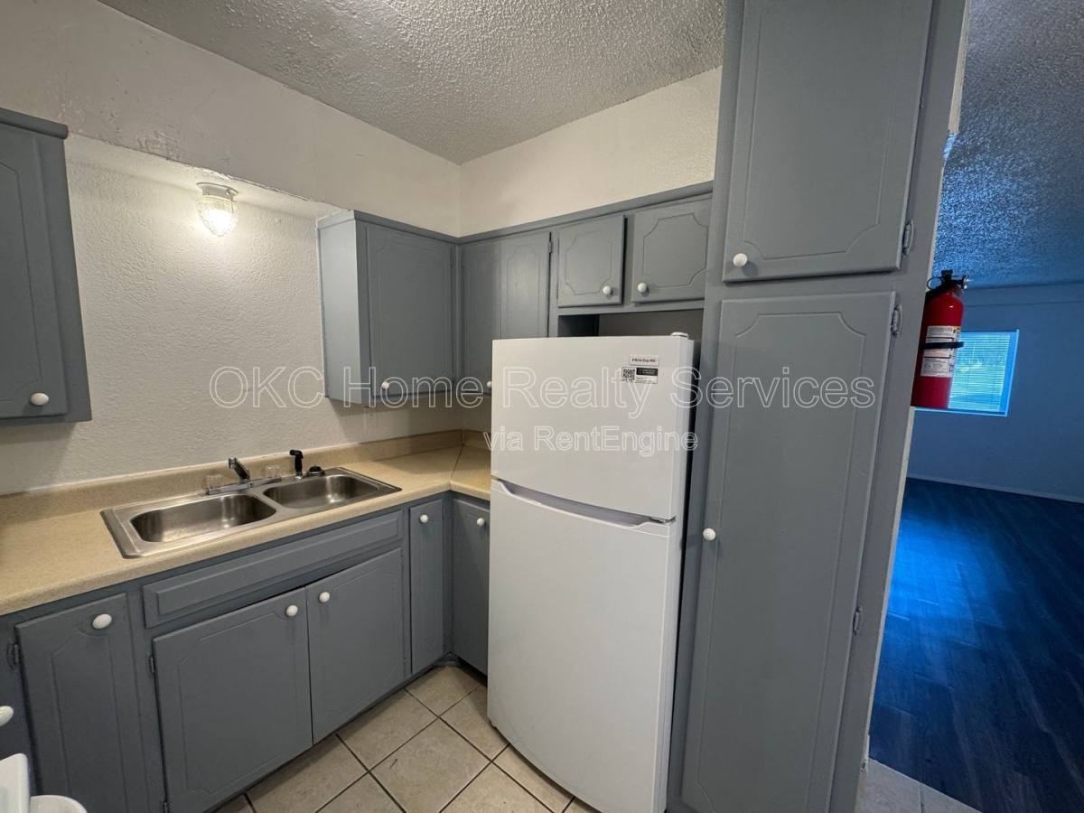 708 NE 27th St Liberty Station #1 - Photo 3 of 10