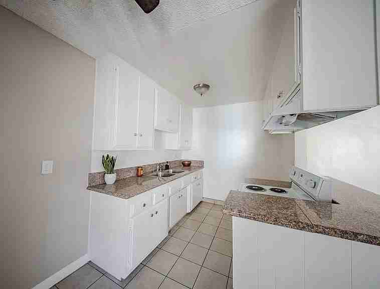 709 E 3rd St #7 - Photo 3 of 10