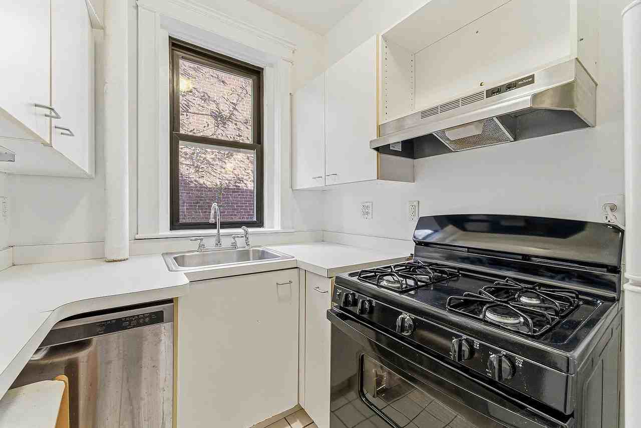 39 Glenville Ave #11 - Photo 6 of 12