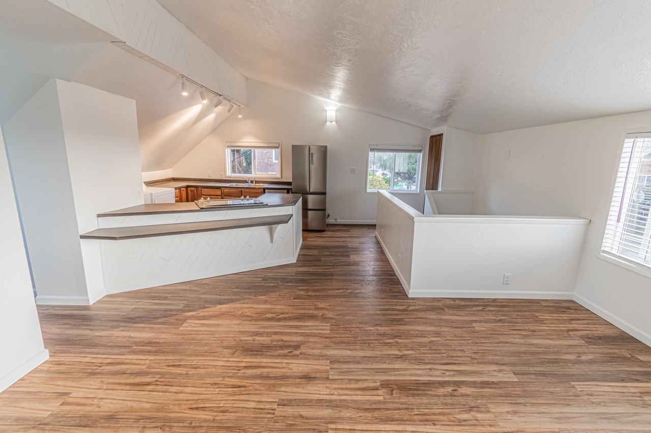 529 Sw 32nd St - Photo 4 of 9