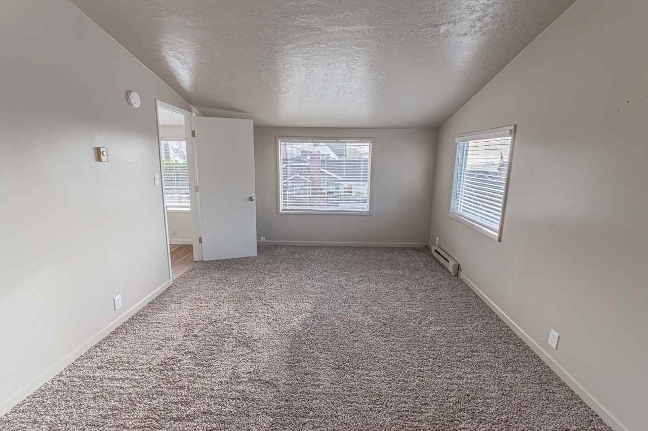 529 Sw 32nd St - Photo 6 of 9