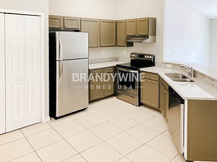 424 S Candler Ave - Photo 5 of 17