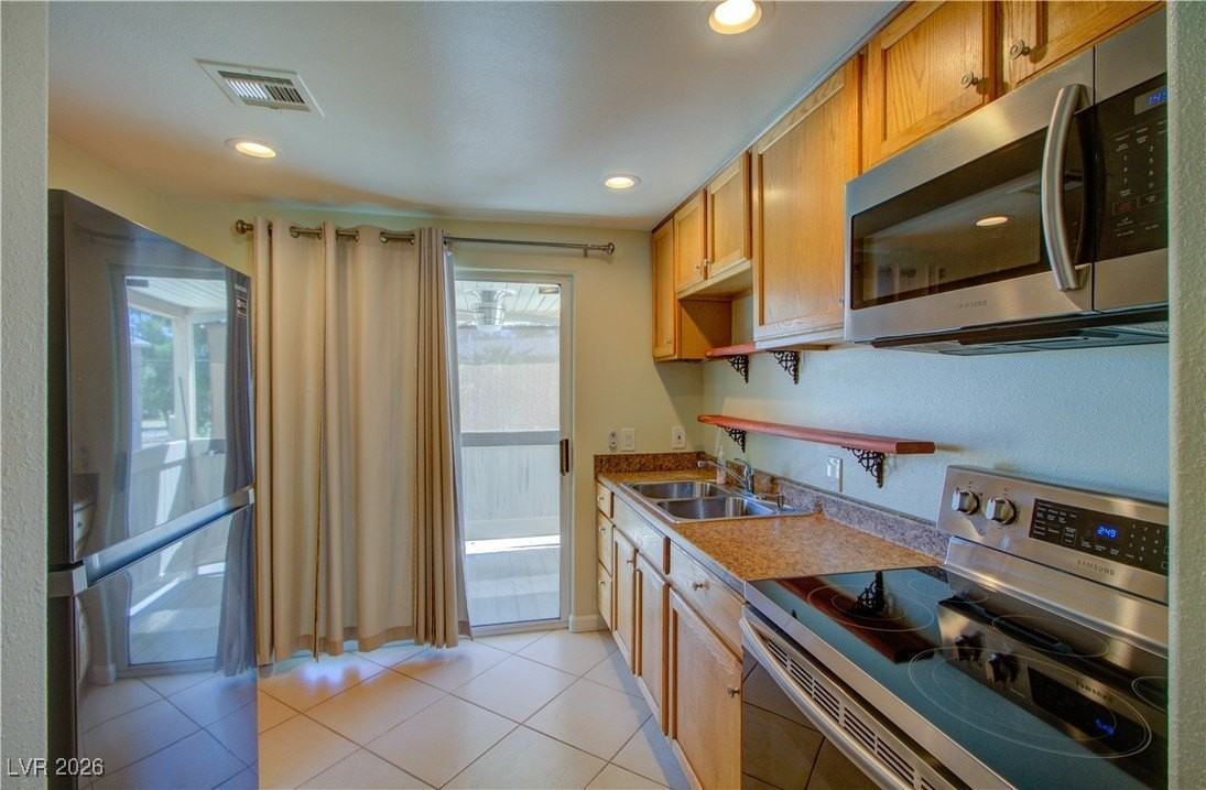 628 Avenue B #A - Photo 3 of 14