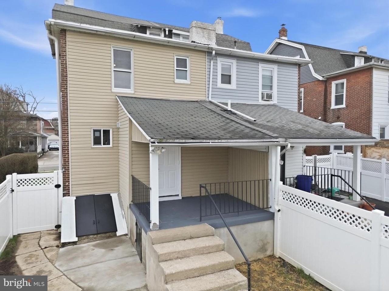 825 Aubrey Ave - Photo 4 of 34