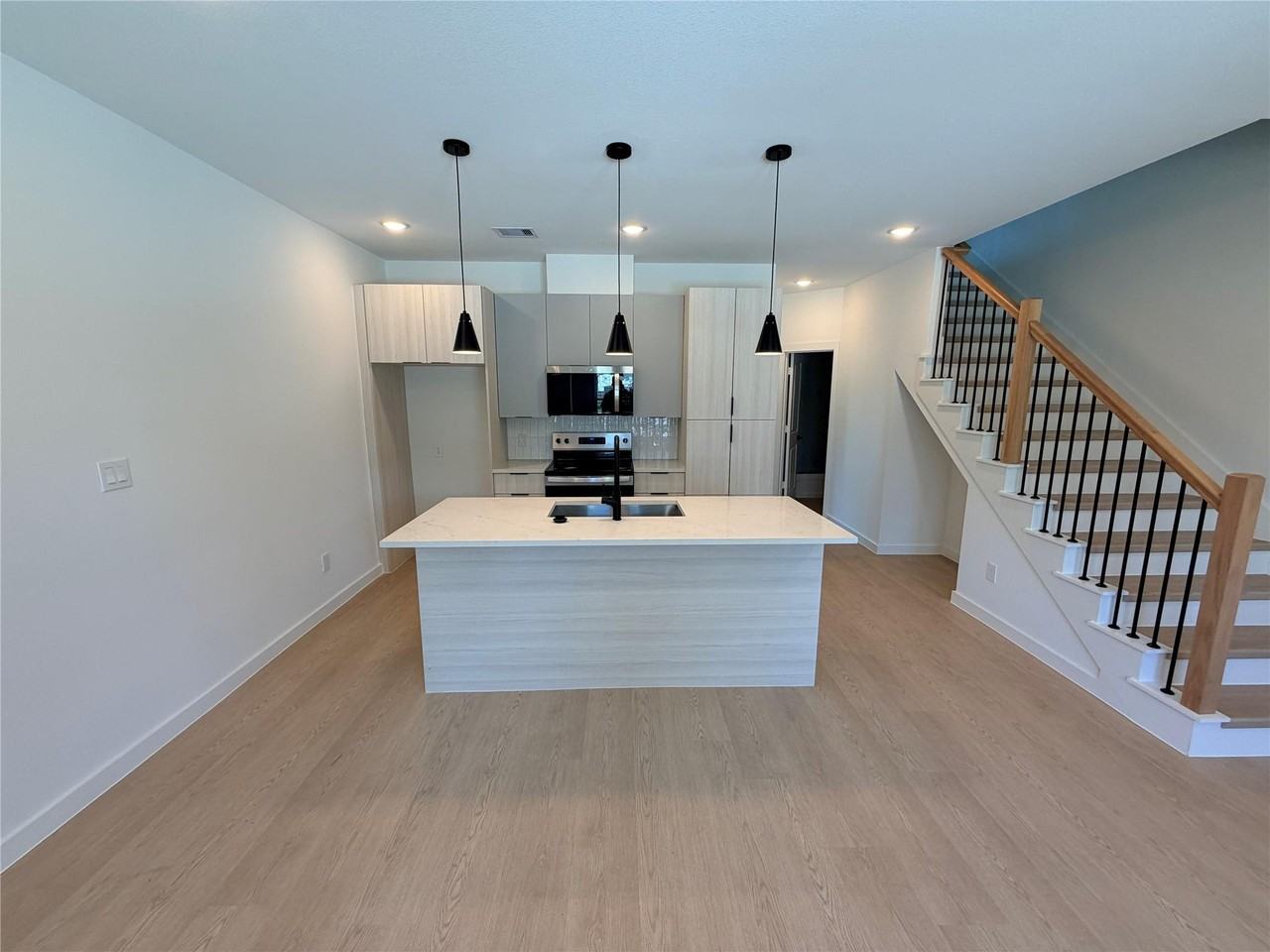 1031 North Lane - Photo 2 of 7