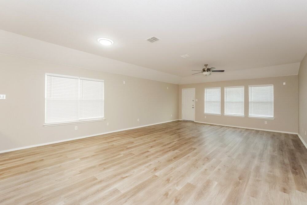 3737 Sapphire St - Photo 4 of 16