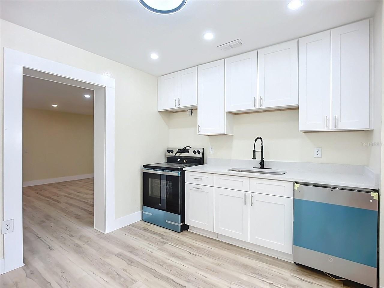4513 W Gray St - Photo 4 of 33