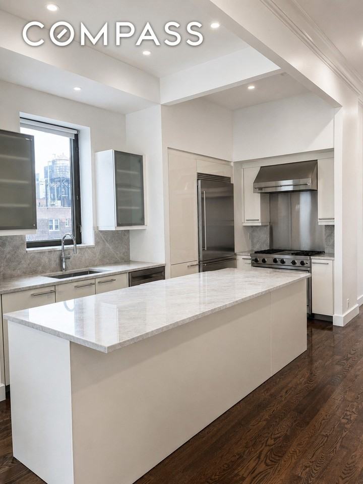 43 W 64th St #PH9D - Photo 3 of 24