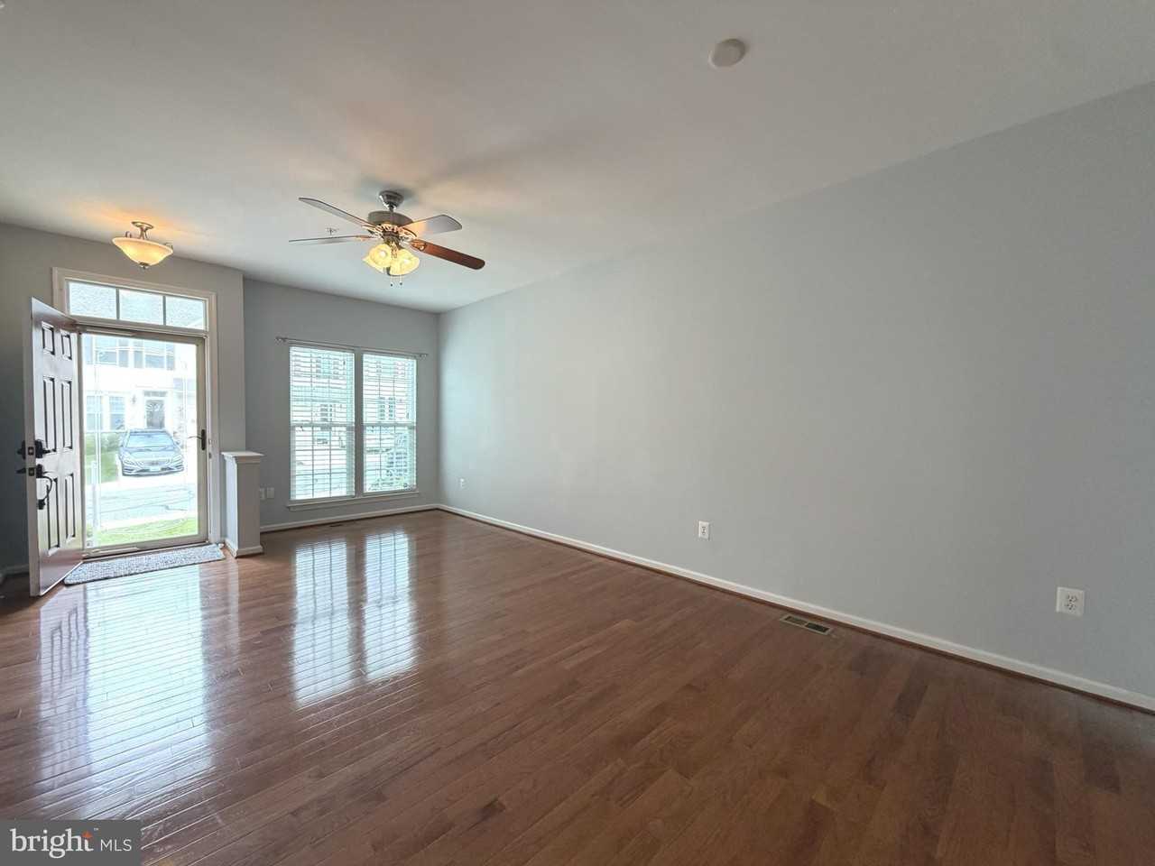 2911 Lomond Pl - Photo 2 of 19