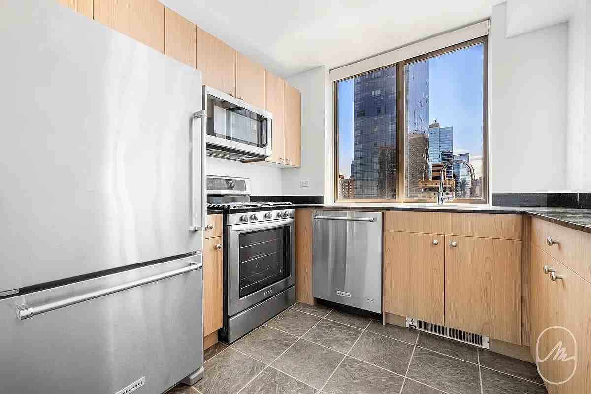 500 W 42nd St #F41 - Photo 2 of 8