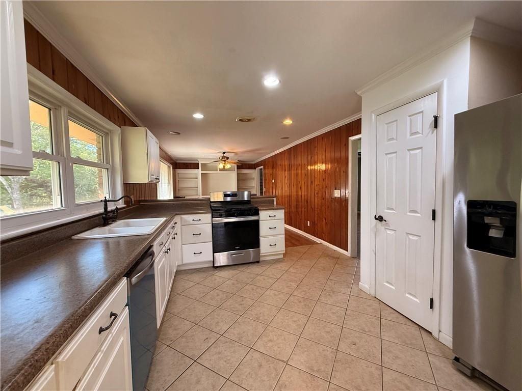 1395 Siesta Ln - Photo 4 of 21