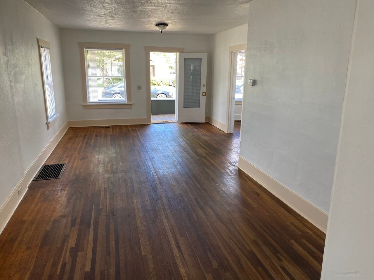 1506 E Front Ave - Photo 2 of 6