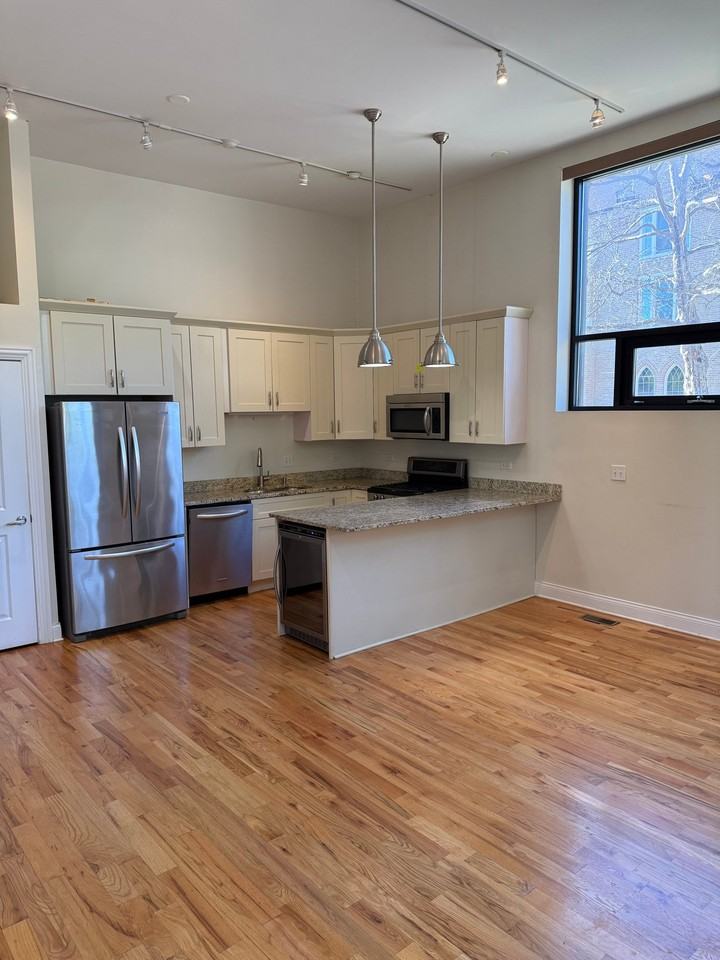 1458 N Maplewood Ave #1stFL - Photo 3 of 17