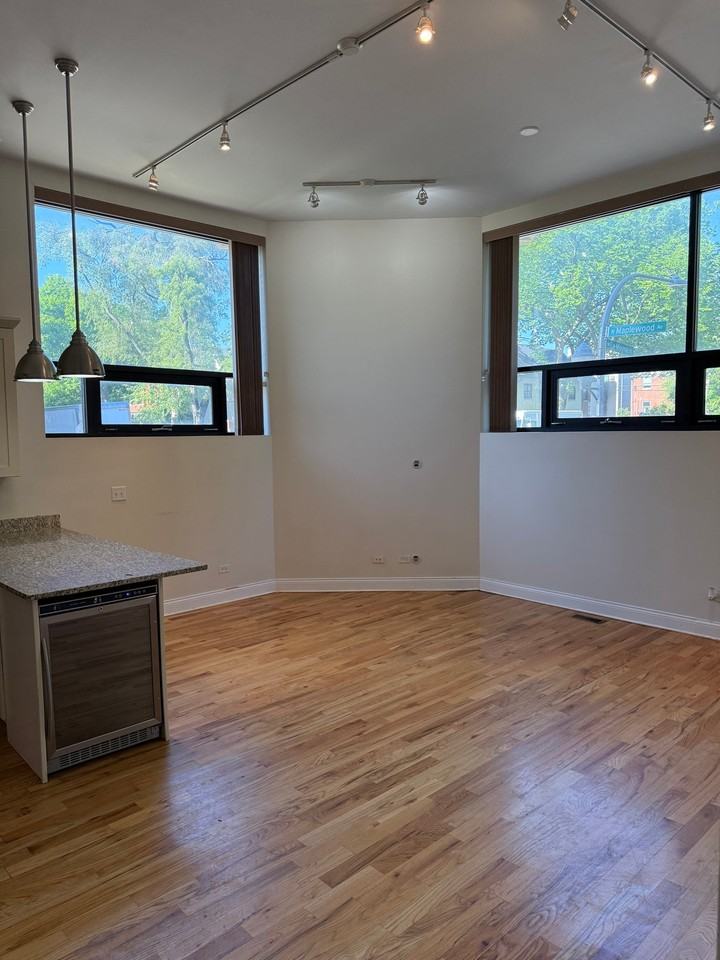 1458 N Maplewood Ave #1stFL - Photo 4 of 17