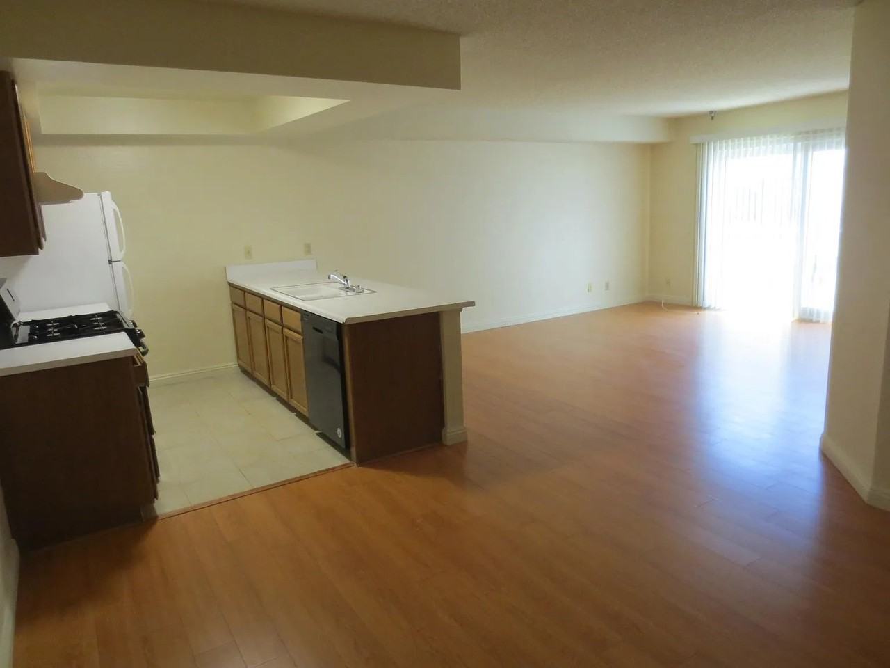 10611 Moorpark St - Photo 6 of 8