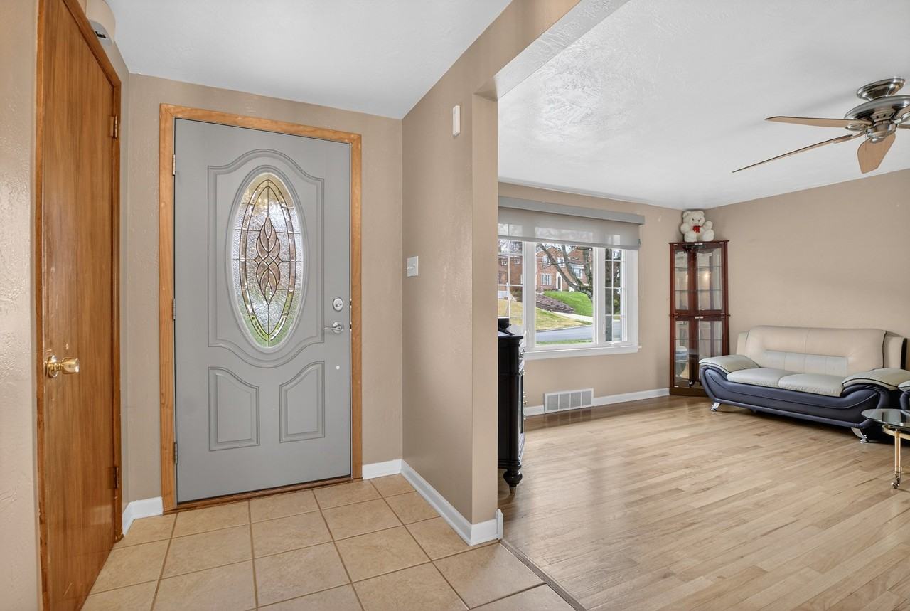455 Grace St - Photo 5 of 18