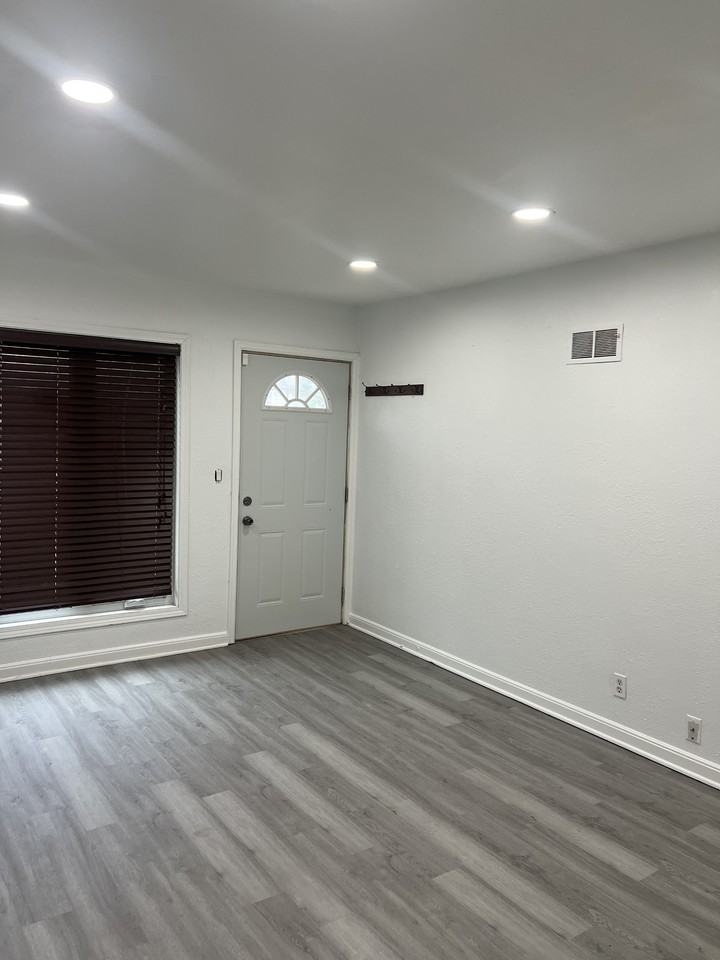 4215 W Fairmount Ave #NA - Photo 3 of 11