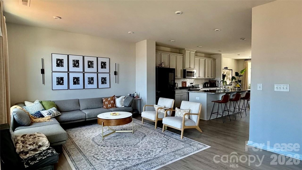 909 Portrush Ln - Photo 2 of 21