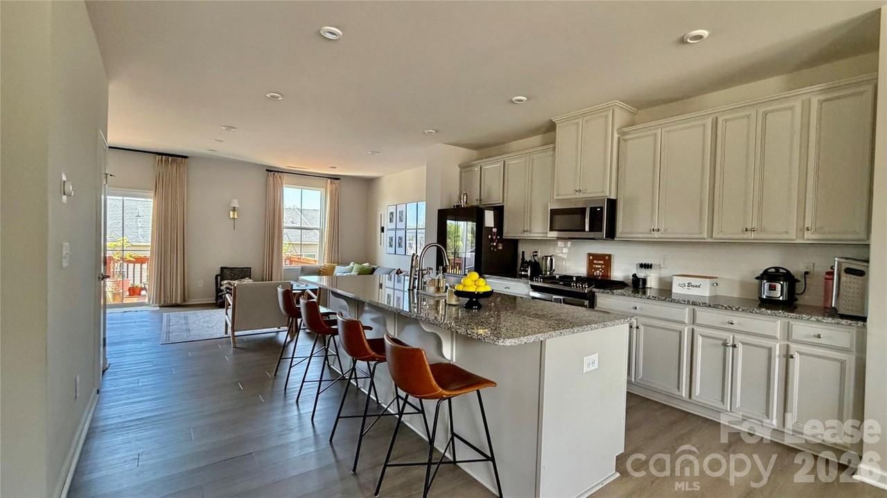 909 Portrush Ln - Photo 4 of 21
