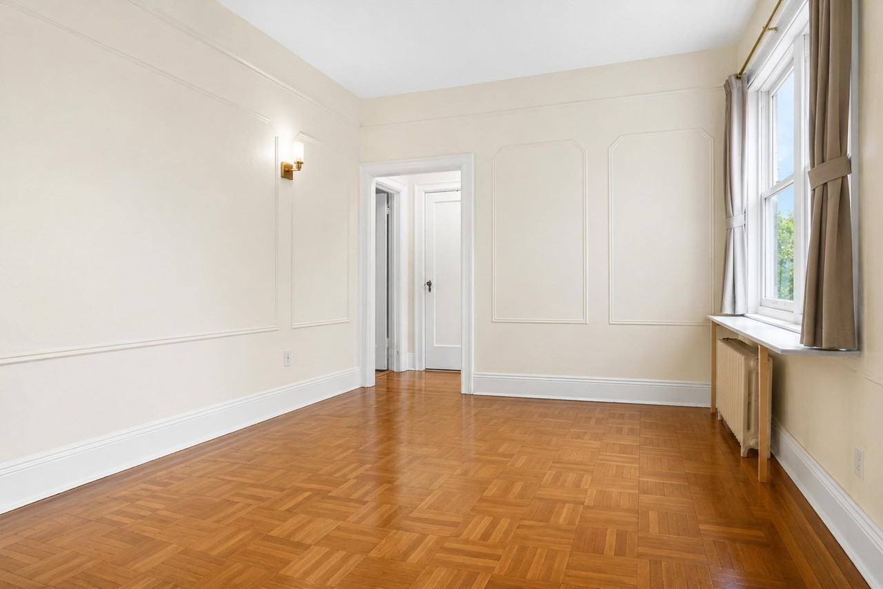 122 W 39th St #D1 - Photo 3 of 16