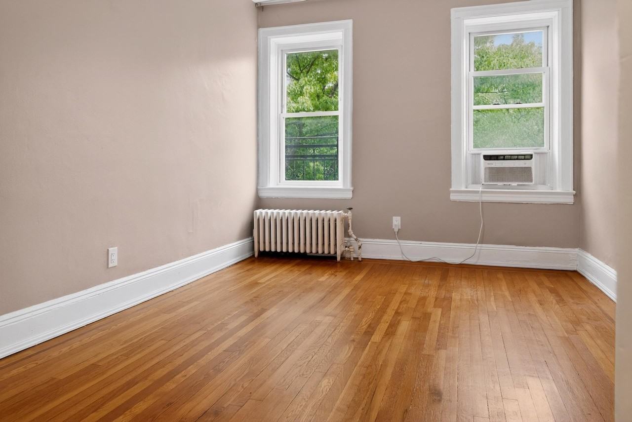 122 W 39th St #D1 - Photo 4 of 16