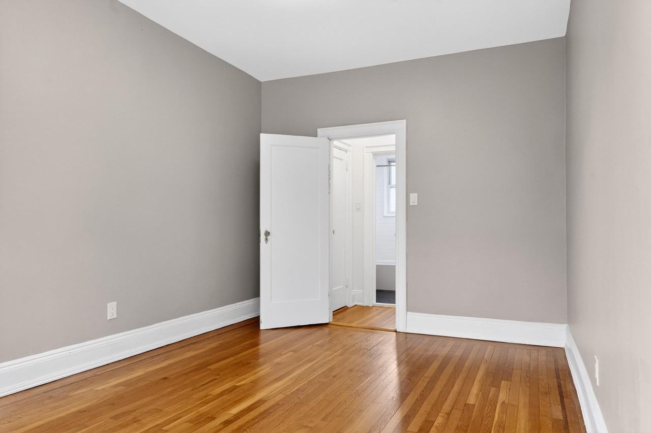 122 W 39th St #D1 - Photo 5 of 16
