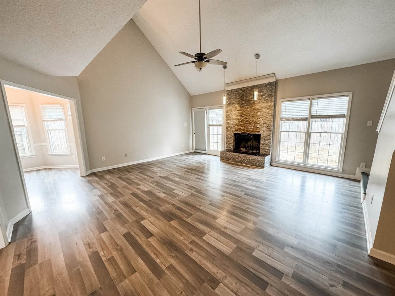 3945 Windyke Dr - Photo 3 of 16