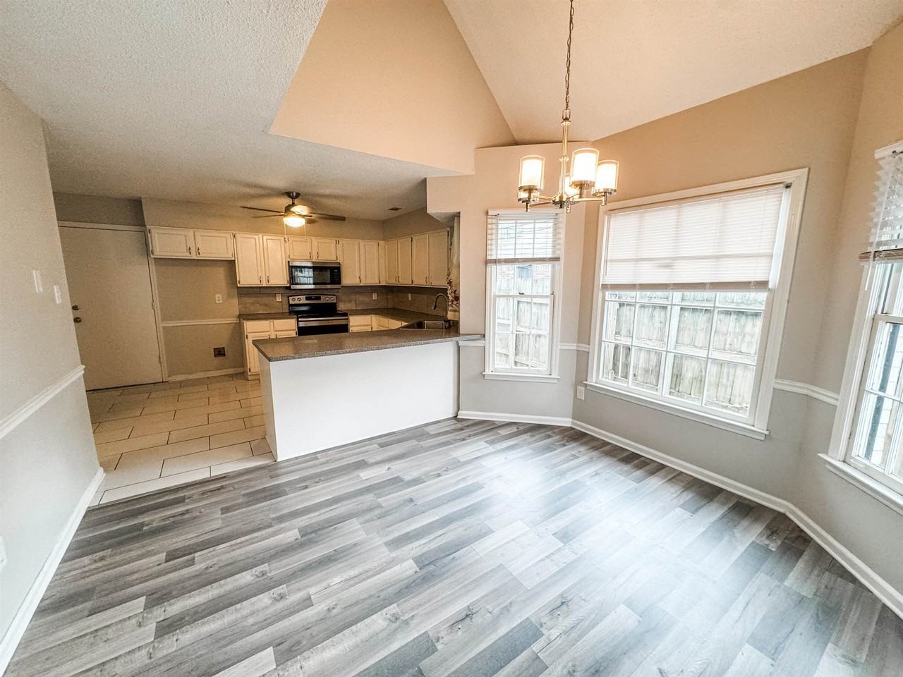 3945 Windyke Dr - Photo 4 of 16
