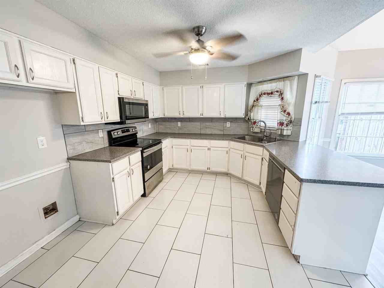 3945 Windyke Dr - Photo 5 of 16