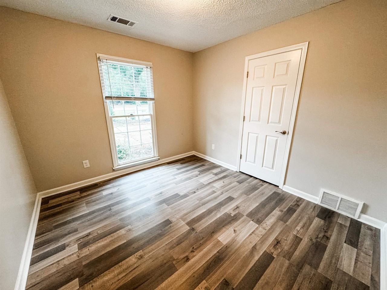 3945 Windyke Dr - Photo 6 of 16