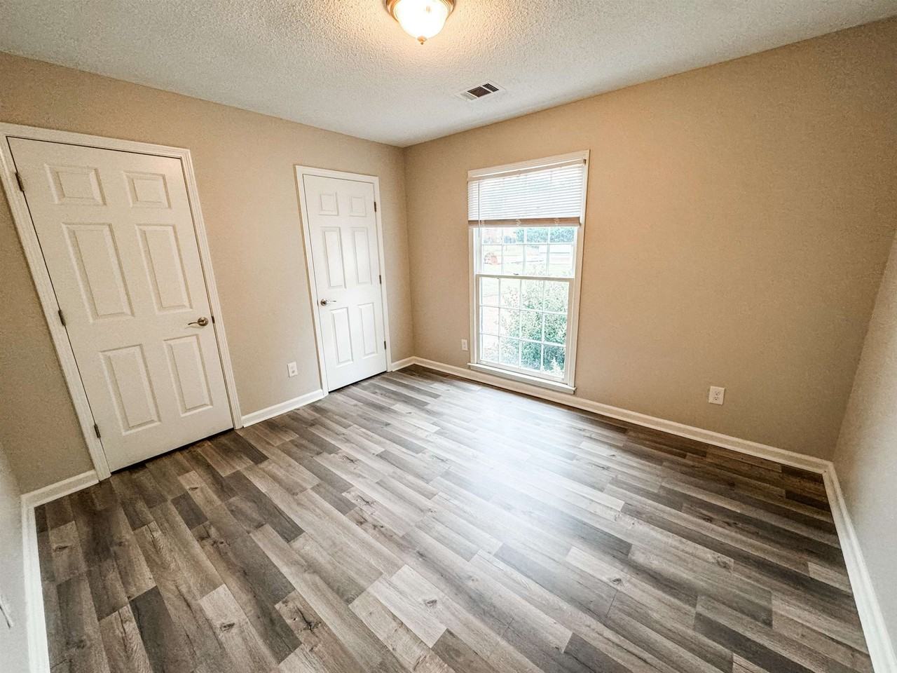 3945 Windyke Dr - Photo 7 of 16