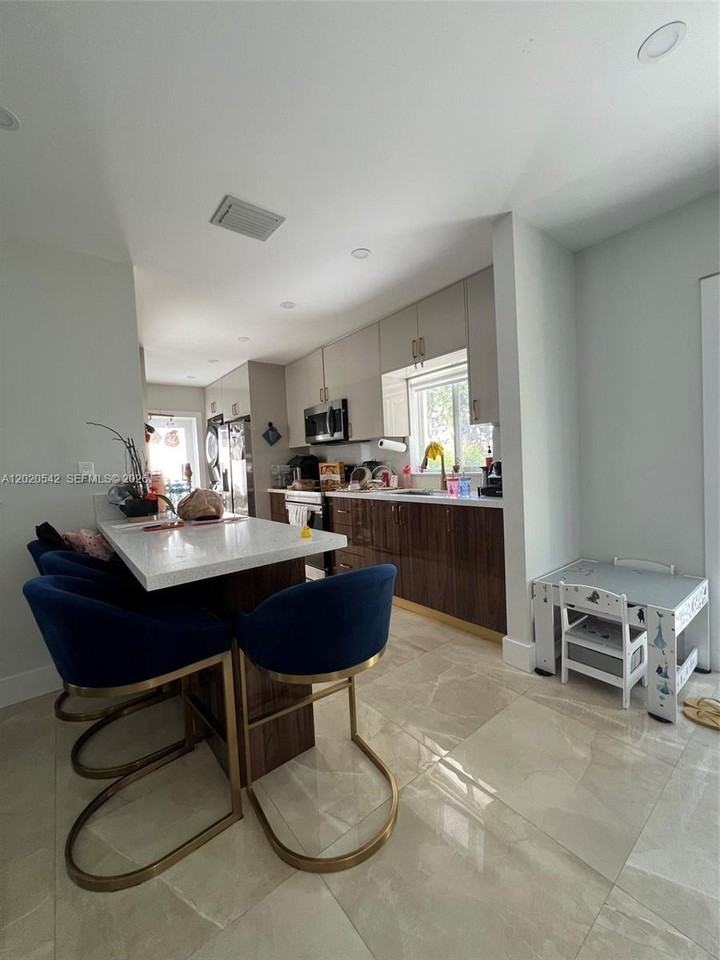 335 W 50th St - Photo 5 of 13