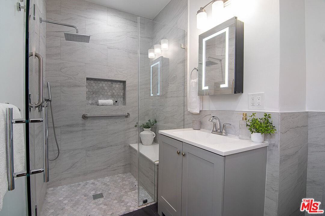 137 N Poinsettia Pl - Photo 2 of 8