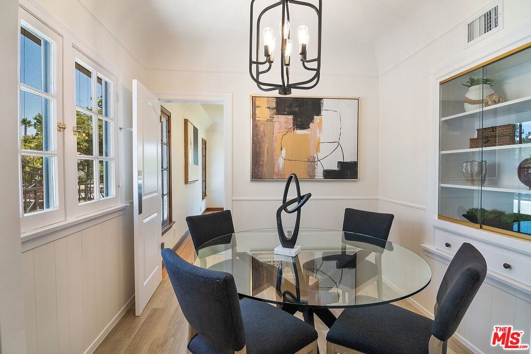 137 N Poinsettia Pl - Photo 5 of 8