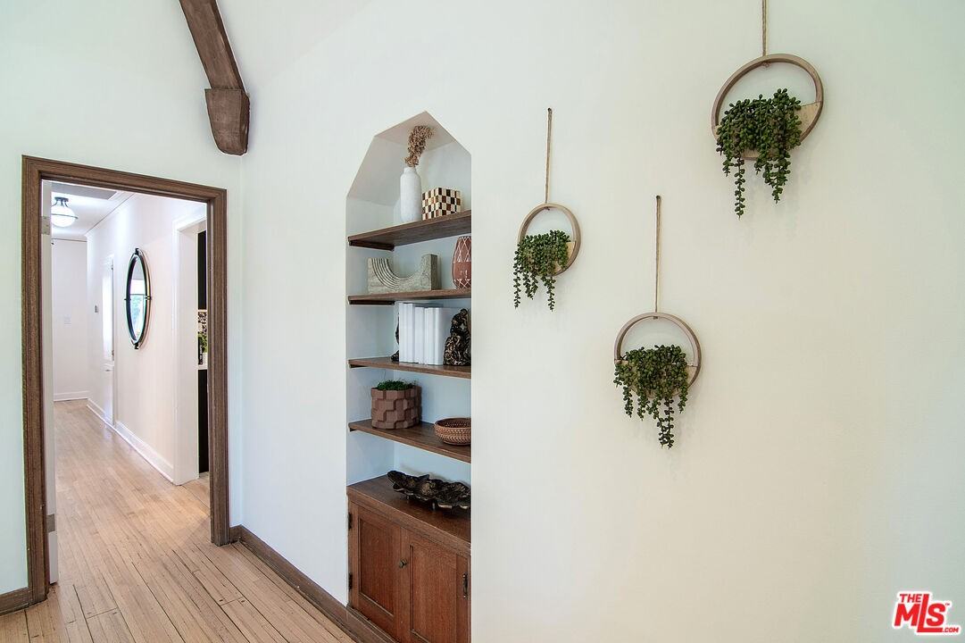 137 N Poinsettia Pl - Photo 6 of 8