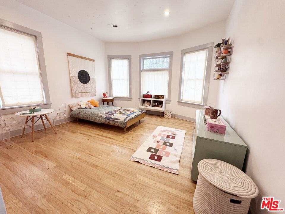 814 E Edgeware Rd - Photo 2 of 8