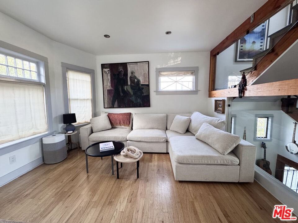 814 E Edgeware Rd - Photo 3 of 8
