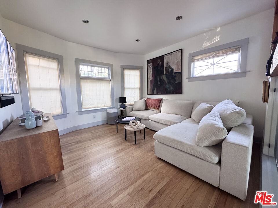 814 E Edgeware Rd - Photo 4 of 8