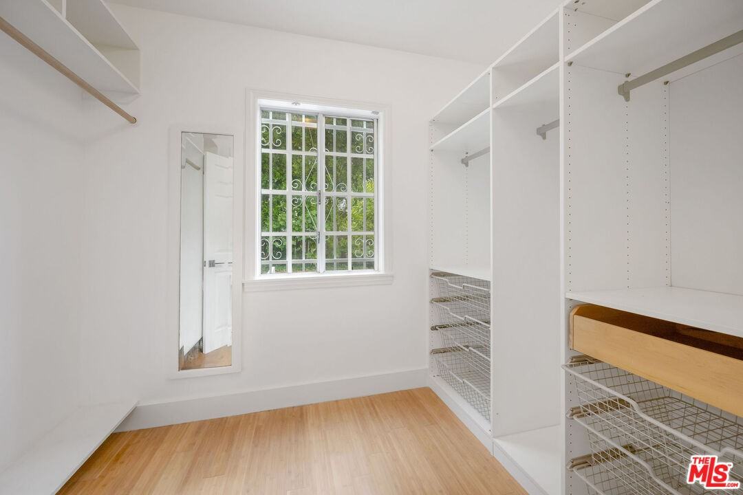 542 N Sierra Bonita Ave - Photo 2 of 7