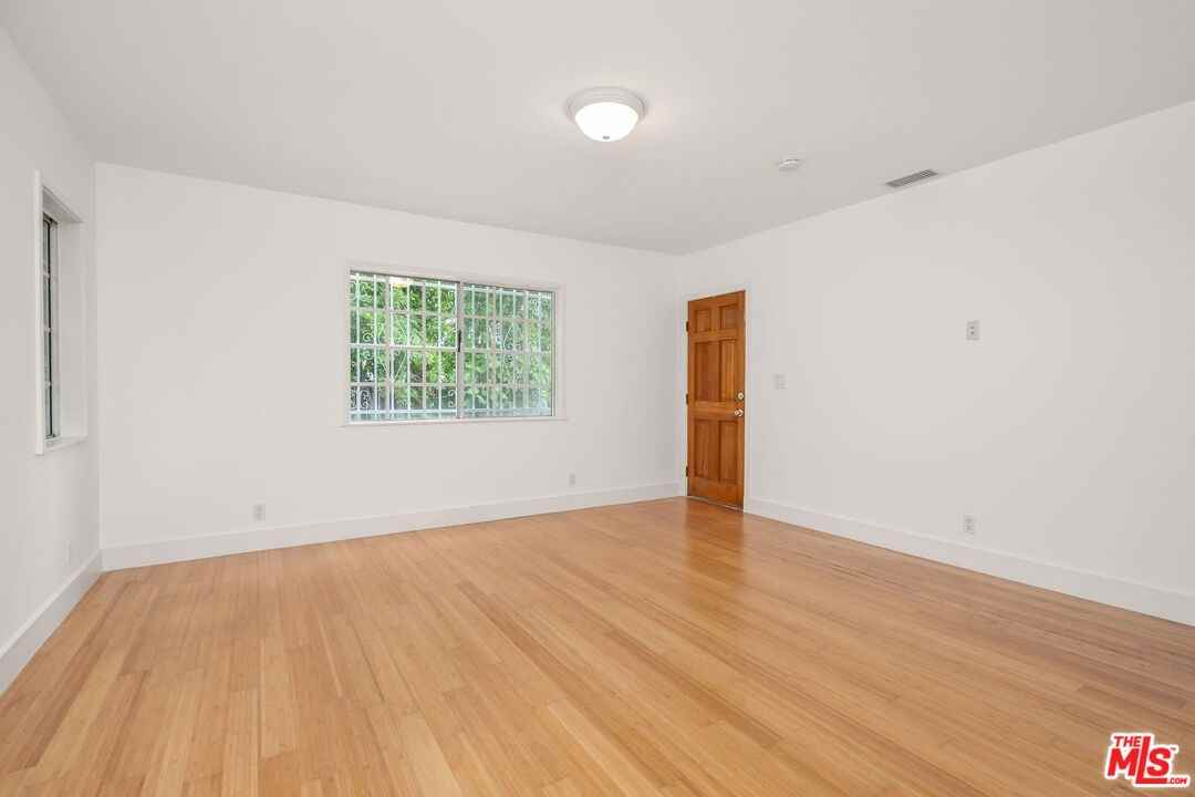 542 N Sierra Bonita Ave - Photo 3 of 7