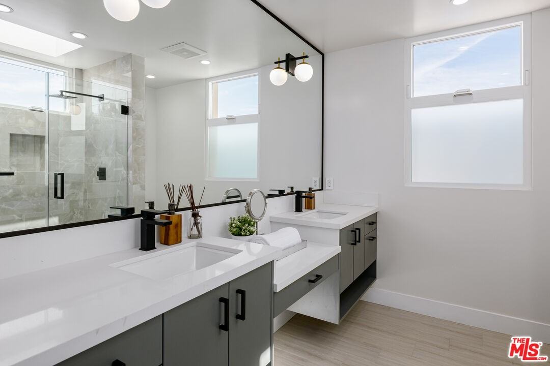 836 N Mccadden Pl - Photo 2 of 8