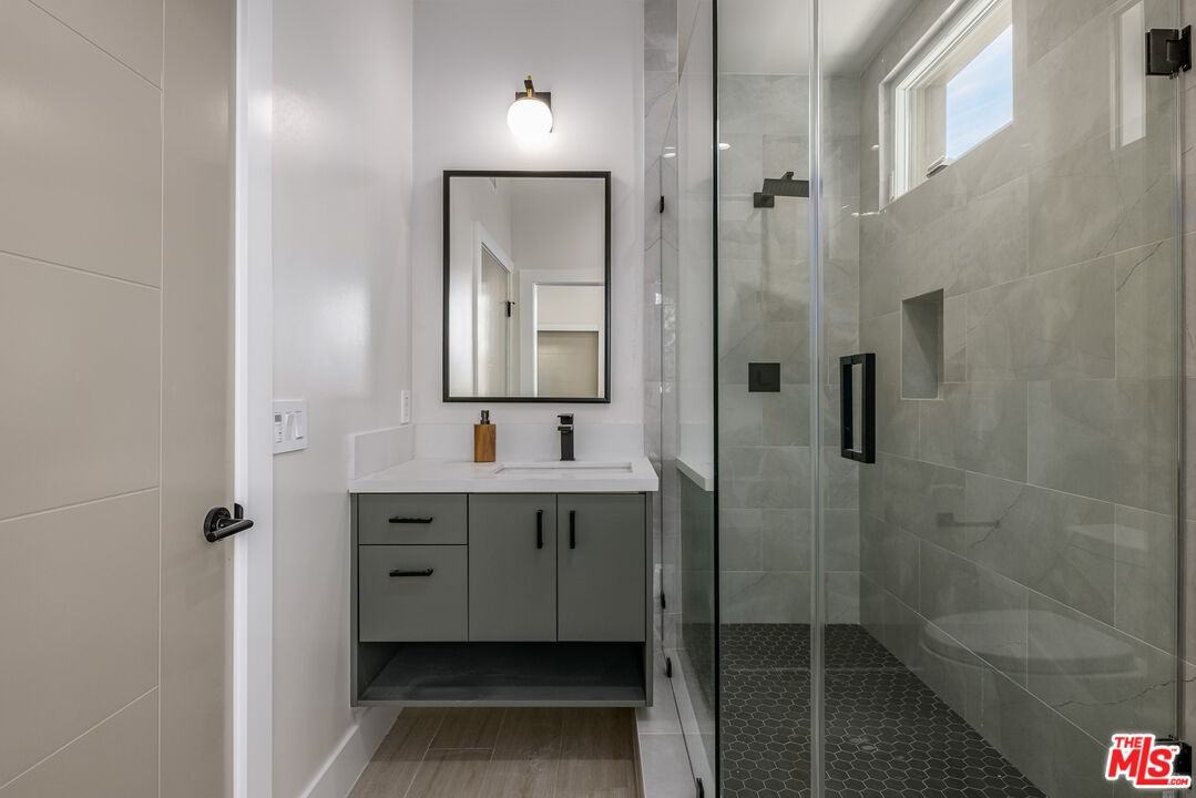 836 N Mccadden Pl - Photo 4 of 8