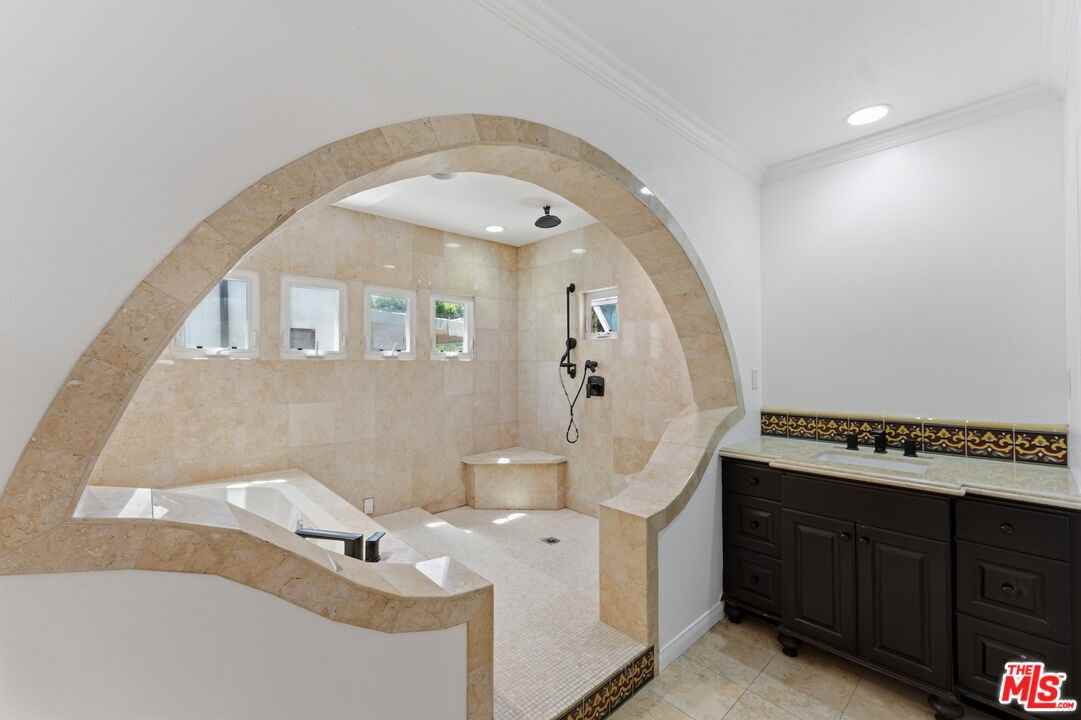 537 N Poinsettia Pl - Photo 2 of 8