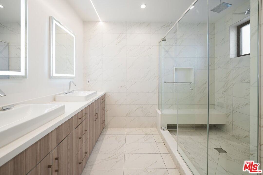 735 N Gramercy Pl - Photo 2 of 8