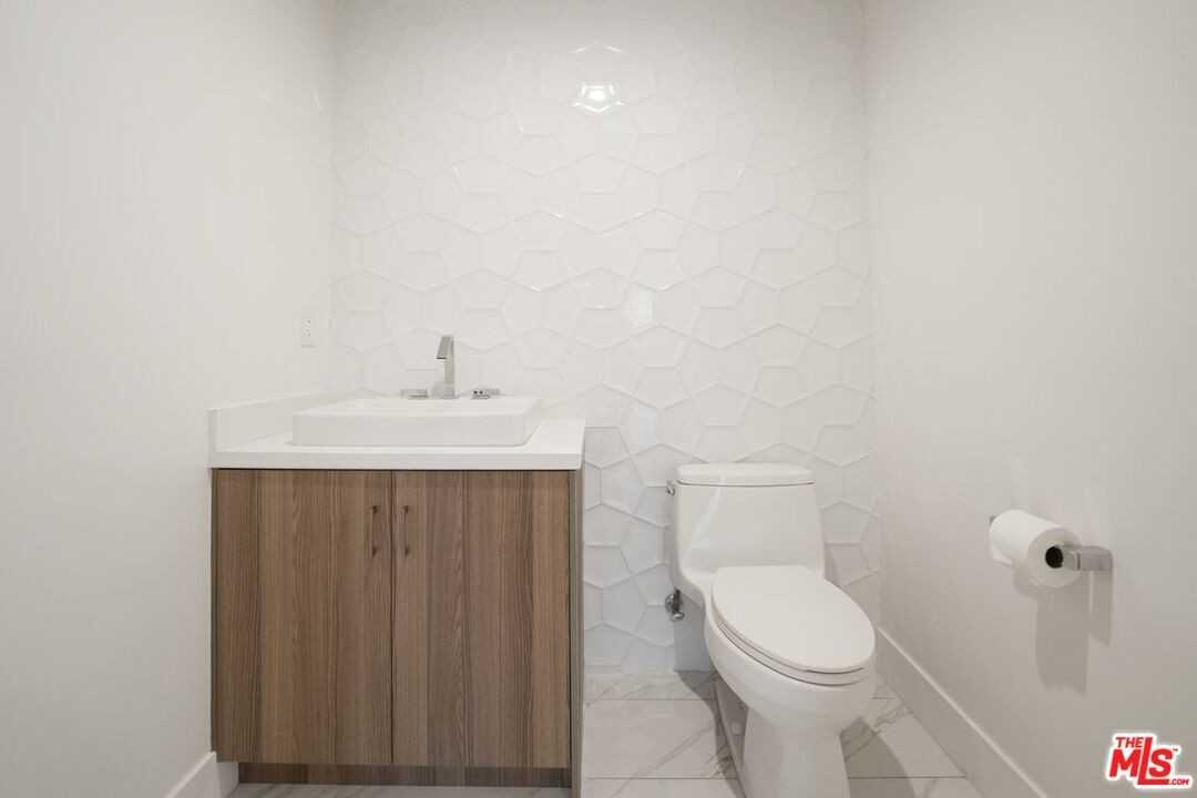 735 N Gramercy Pl - Photo 4 of 8