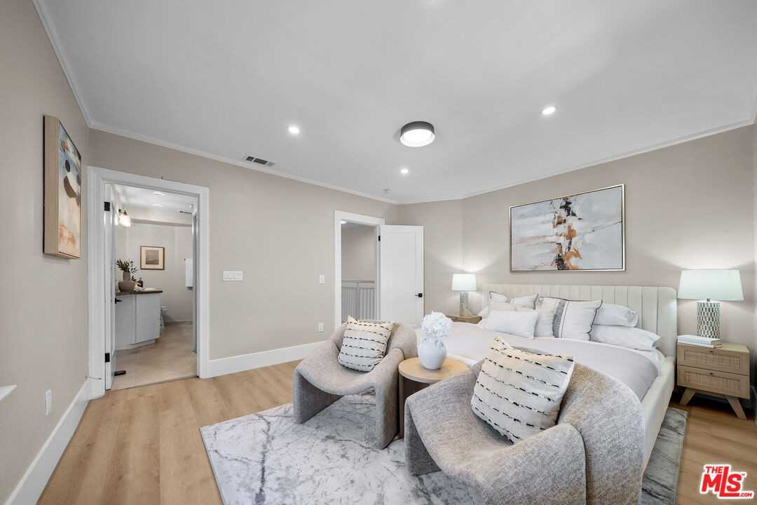 320 Westminster Ave - Photo 4 of 8